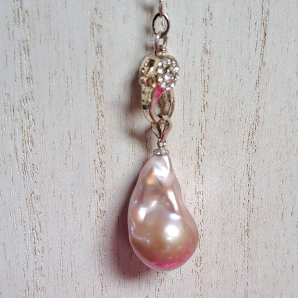 ME ON LIFE Baroque freshwater pearl pendant blush